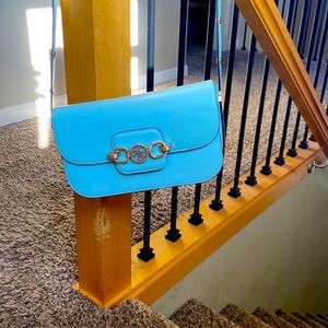 Beautiful mint green guess purses, crossbody. InEUC